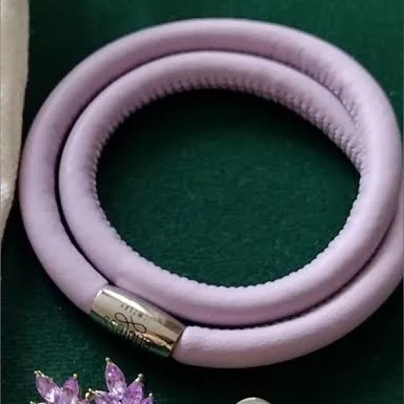Endless by JLo - A Double Wrap Leather Bracelet in Lilac & Five SS925 Charms. - Picture 5 of 11
